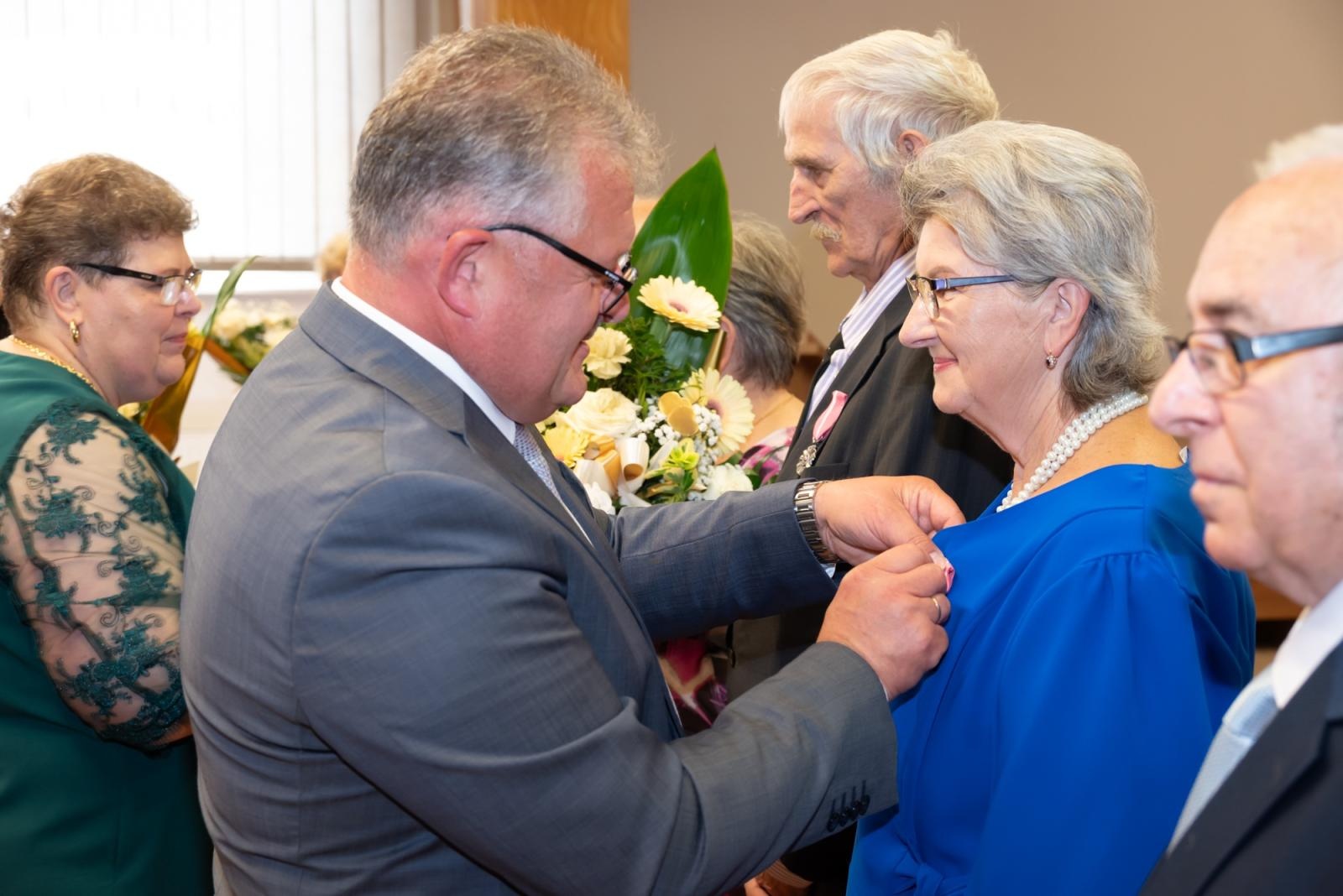 Zdjęcie w galerii na portalu naszraciborz.pl: Złote Gody w Gminie Krzyżanowice. Jubilaci odebrali medale za 50 lat małżeństwa wiadomości z regionu