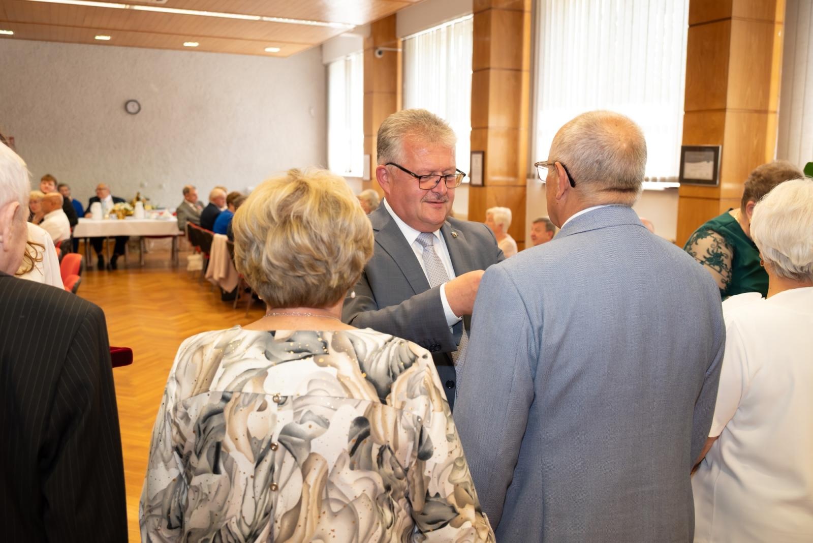 Zdjęcie w galerii na portalu naszraciborz.pl: Złote Gody w Gminie Krzyżanowice. Jubilaci odebrali medale za 50 lat małżeństwa wiadomości z regionu