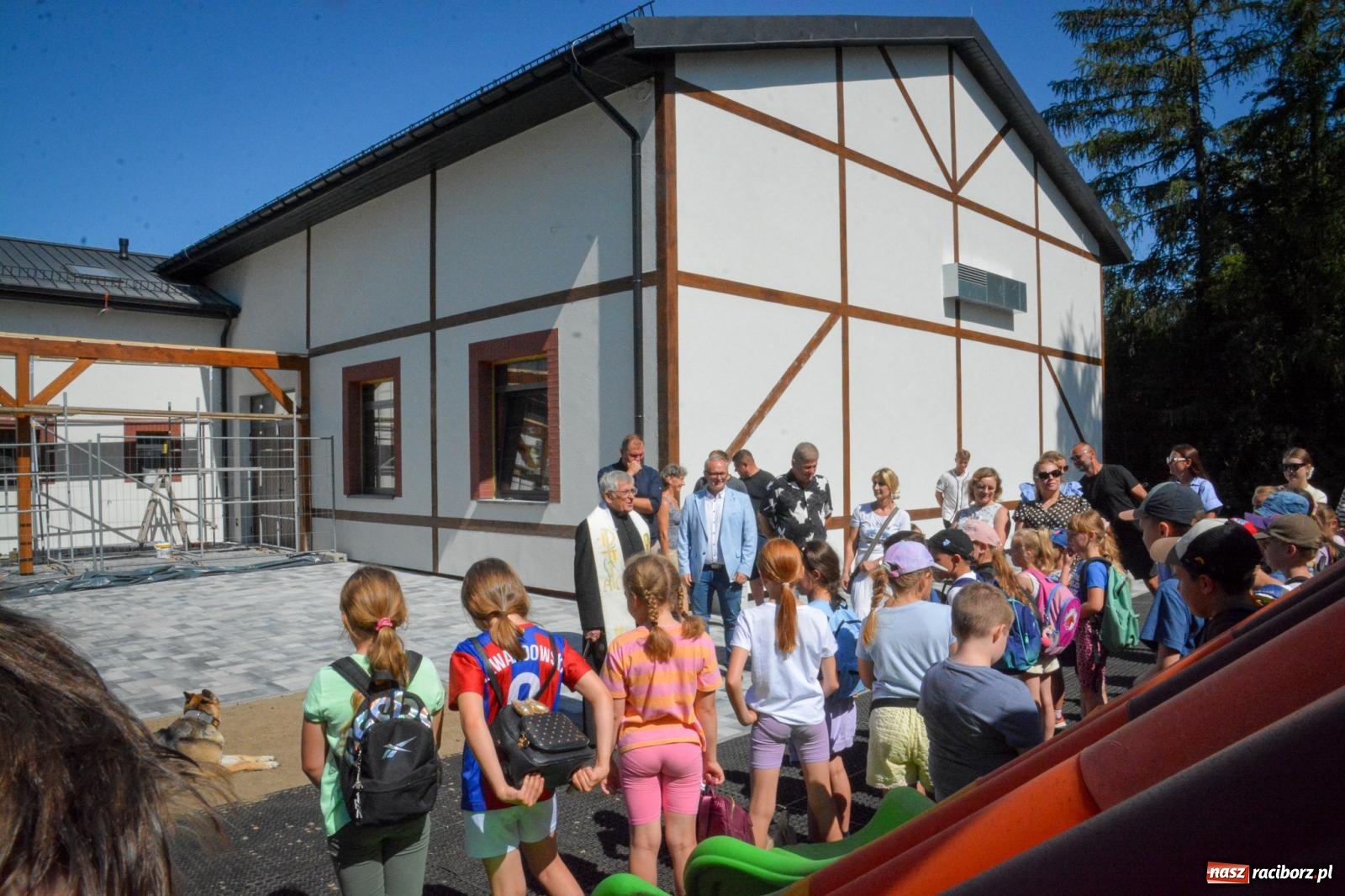 Zdjęcie w galerii na portalu naszraciborz.pl: Nowy plac zabaw w Pawłowie oficjalnie oddany do użytku. Proboszcz pokropił i zjechał na zjeżdżalni [FOTO i WIDEO] wiadomości z regionu