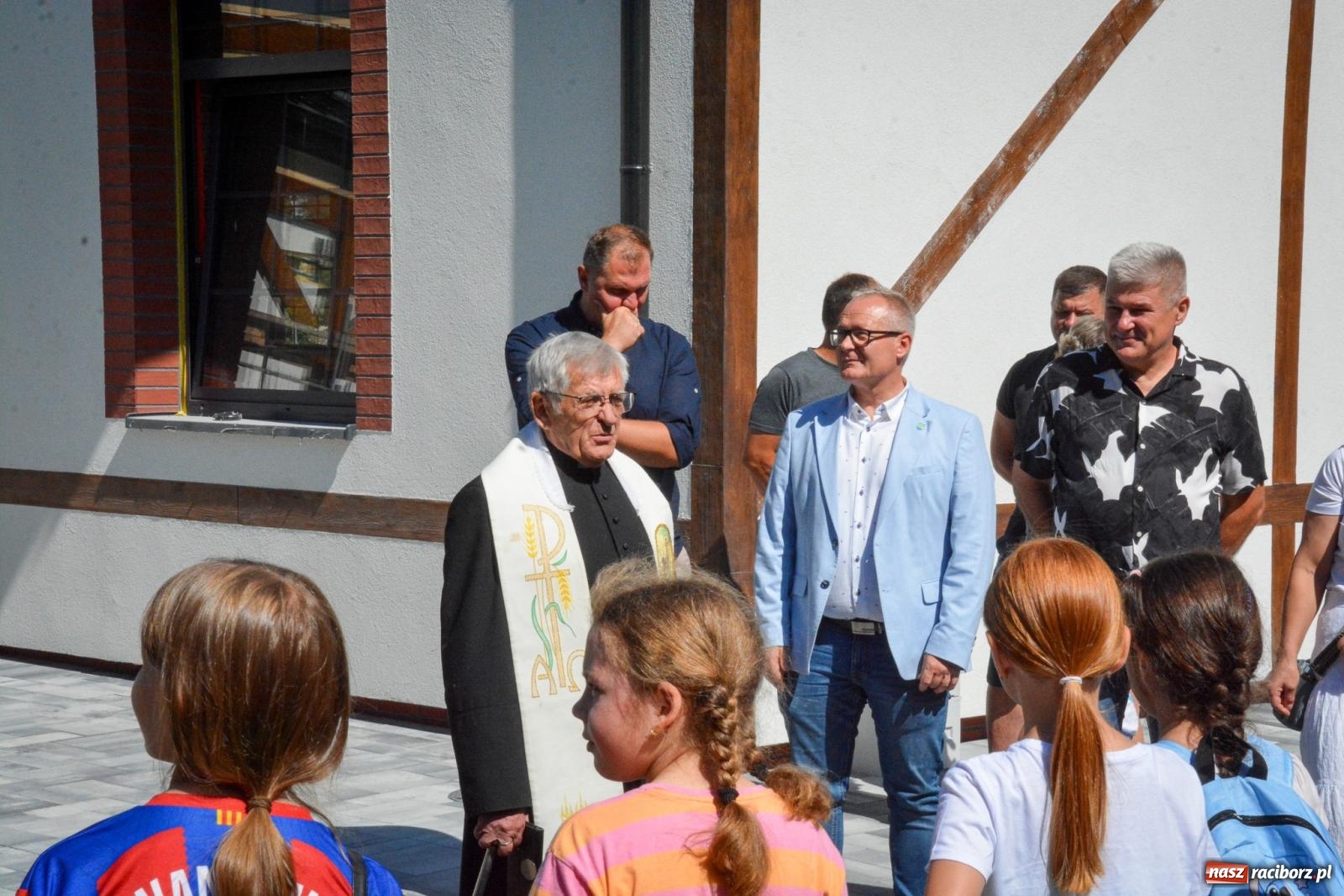Zdjęcie w galerii na portalu naszraciborz.pl: Nowy plac zabaw w Pawłowie oficjalnie oddany do użytku. Proboszcz pokropił i zjechał na zjeżdżalni [FOTO i WIDEO] wiadomości z regionu
