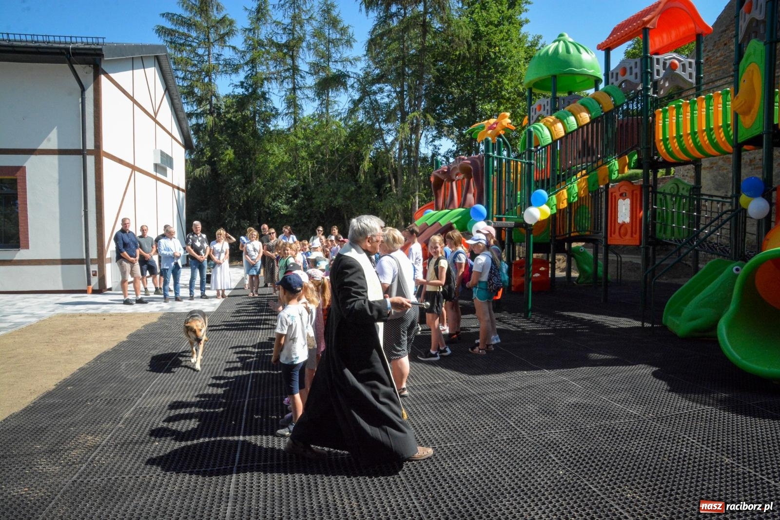 Zdjęcie w galerii na portalu naszraciborz.pl: Nowy plac zabaw w Pawłowie oficjalnie oddany do użytku. Proboszcz pokropił i zjechał na zjeżdżalni [FOTO i WIDEO] wiadomości z regionu