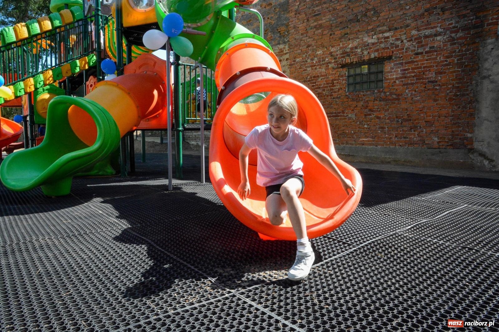 Zdjęcie w galerii na portalu naszraciborz.pl: Nowy plac zabaw w Pawłowie oficjalnie oddany do użytku. Proboszcz pokropił i zjechał na zjeżdżalni [FOTO i WIDEO] wiadomości z regionu