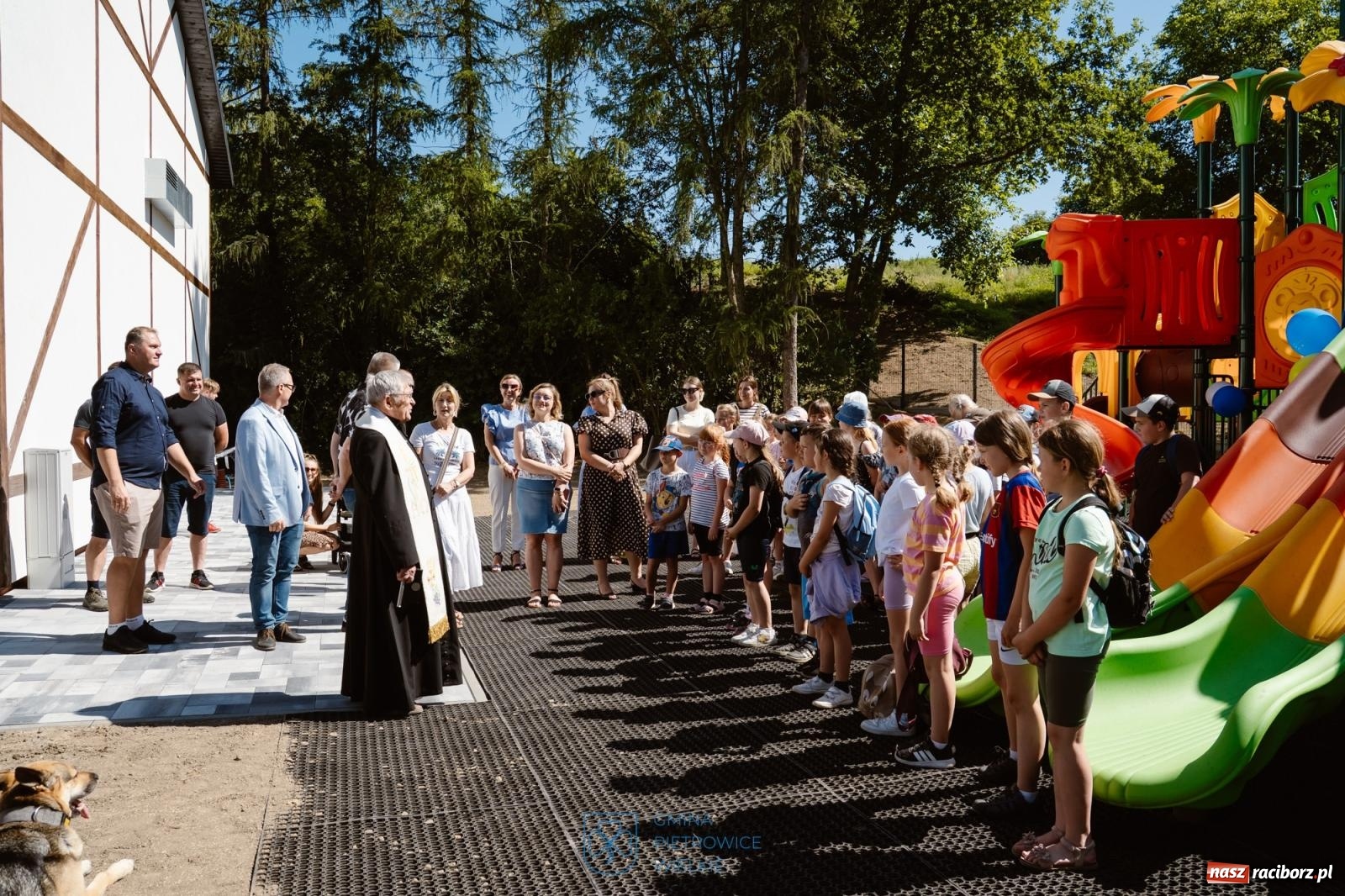 Zdjęcie w galerii na portalu naszraciborz.pl: Nowy plac zabaw w Pawłowie oficjalnie oddany do użytku. Proboszcz pokropił i zjechał na zjeżdżalni [FOTO i WIDEO] wiadomości z regionu