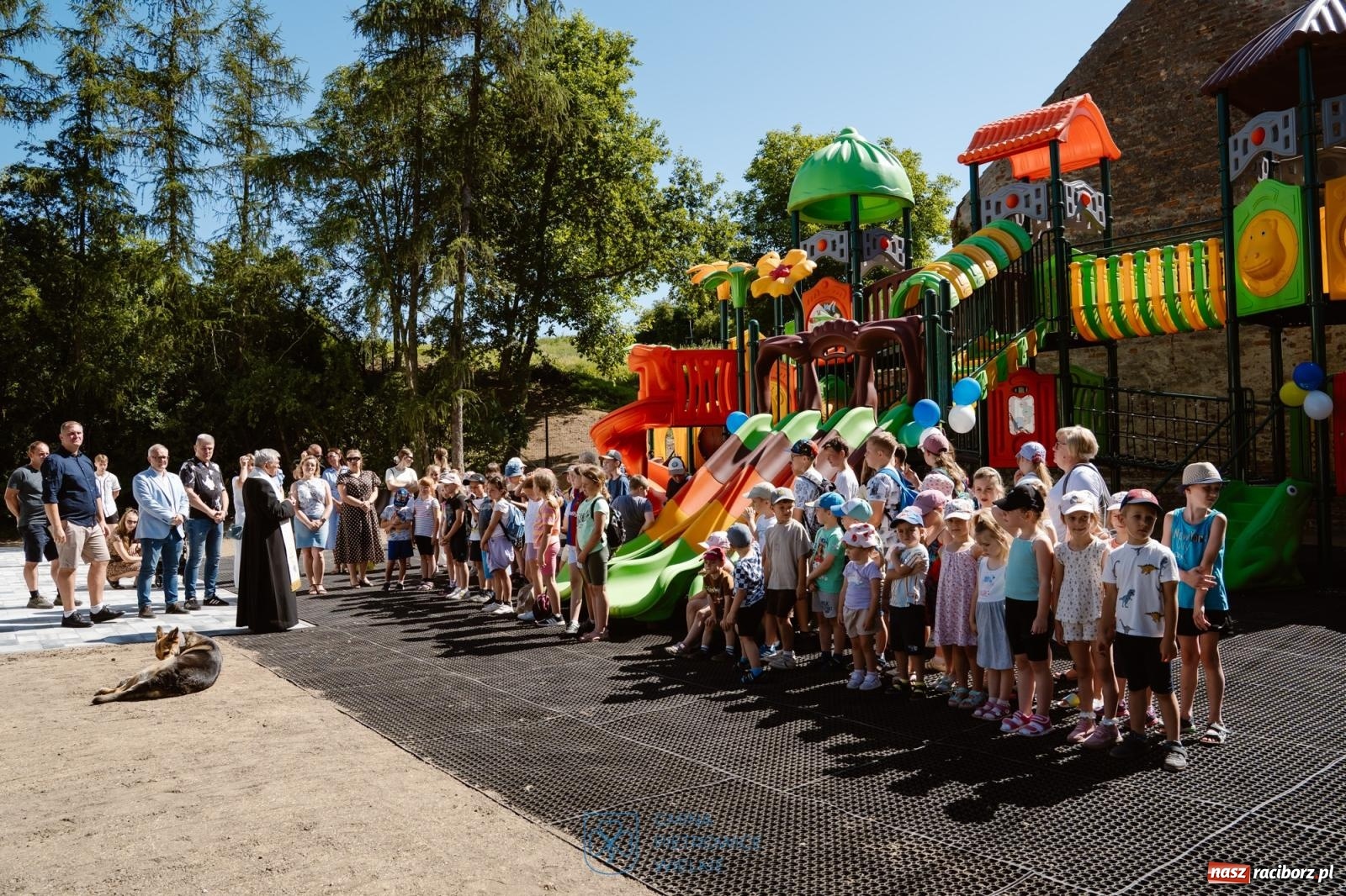 Zdjęcie w galerii na portalu naszraciborz.pl: Nowy plac zabaw w Pawłowie oficjalnie oddany do użytku. Proboszcz pokropił i zjechał na zjeżdżalni [FOTO i WIDEO] wiadomości z regionu