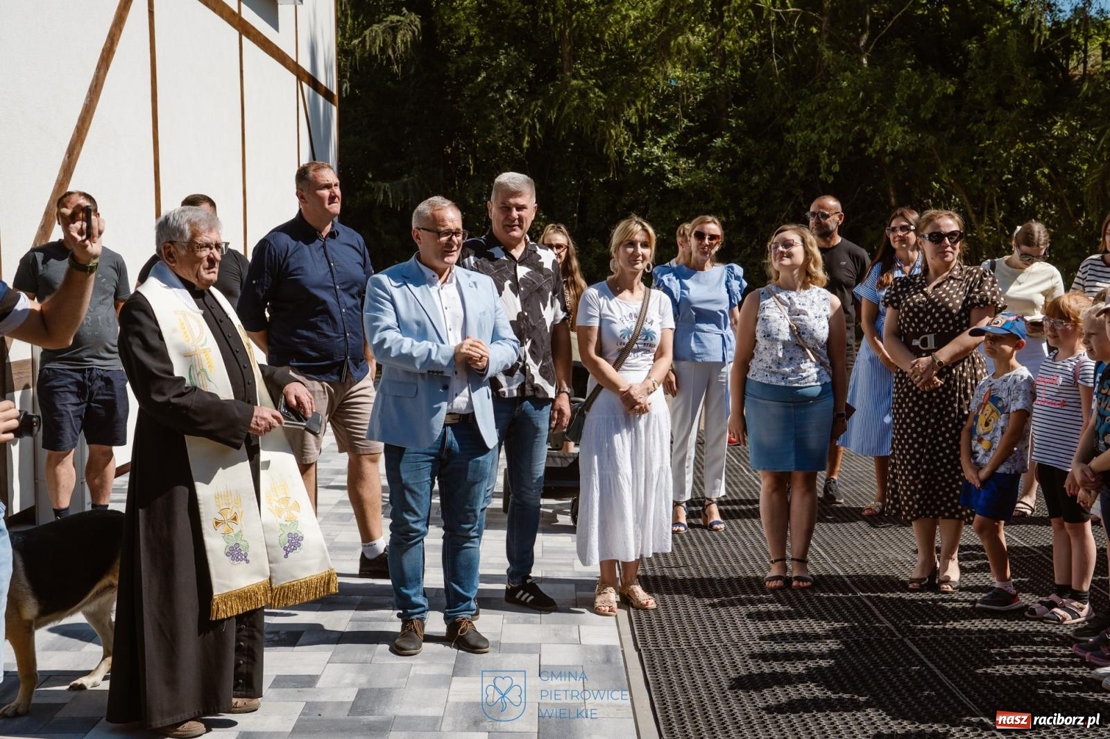 Zdjęcie w galerii na portalu naszraciborz.pl: Nowy plac zabaw w Pawłowie oficjalnie oddany do użytku. Proboszcz pokropił i zjechał na zjeżdżalni [FOTO i WIDEO] wiadomości z regionu