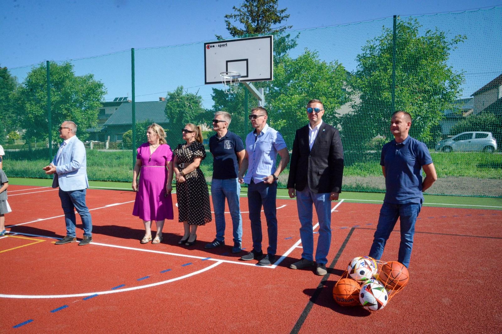 Zdjęcie w galerii na portalu naszraciborz.pl: Nowe boisko wielofunkcyjne w Kornicach oficjalnie oddane do użytku [FOTO i WIDEO] wiadomości z regionu