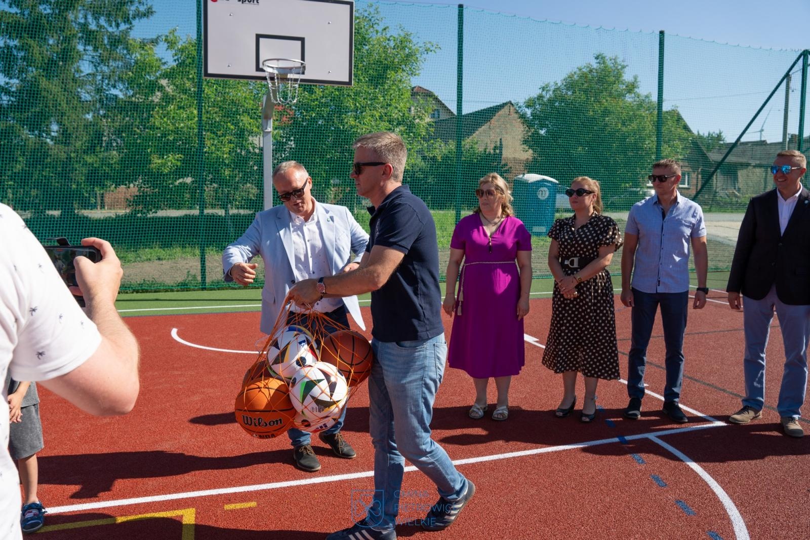 Zdjęcie w galerii na portalu naszraciborz.pl: Nowe boisko wielofunkcyjne w Kornicach oficjalnie oddane do użytku [FOTO i WIDEO] wiadomości z regionu