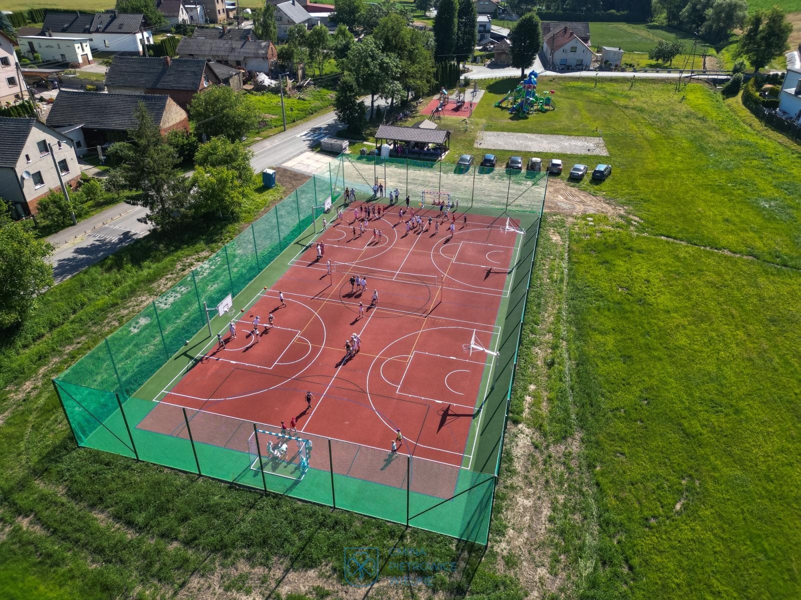 Zdjęcie w galerii na portalu naszraciborz.pl: Nowe boisko wielofunkcyjne w Kornicach oficjalnie oddane do użytku [FOTO i WIDEO] wiadomości z regionu