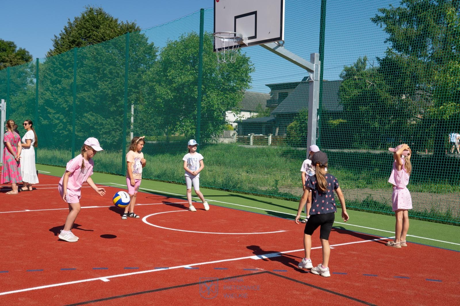 Zdjęcie w galerii na portalu naszraciborz.pl: Nowe boisko wielofunkcyjne w Kornicach oficjalnie oddane do użytku [FOTO i WIDEO] wiadomości z regionu