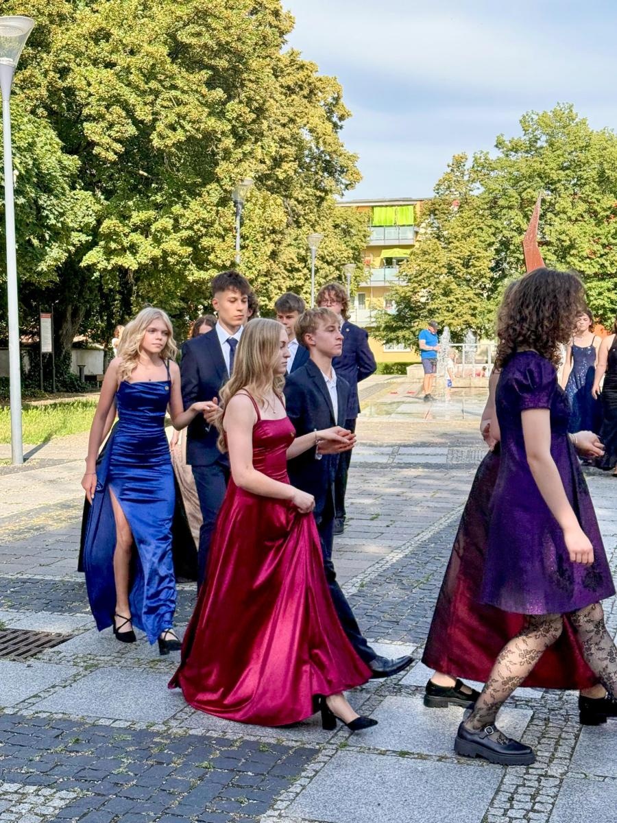 Zdjęcie w galerii na portalu naszraciborz.pl: Ósmoklasiści SP 13 zatańczyli poloneza przy fontannach w Raciborzu wiadomości z regionu