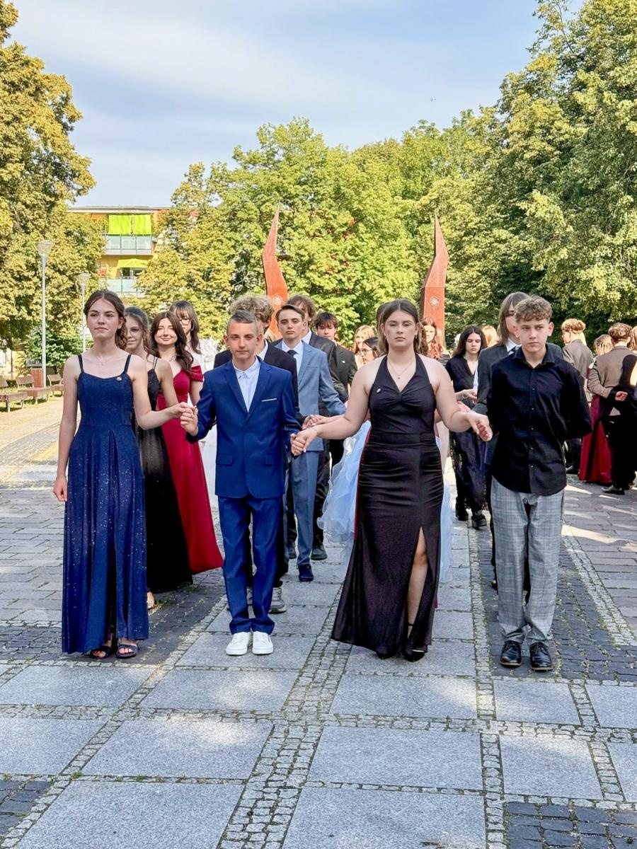 Zdjęcie w galerii na portalu naszraciborz.pl: Ósmoklasiści SP 13 zatańczyli poloneza przy fontannach w Raciborzu wiadomości z regionu