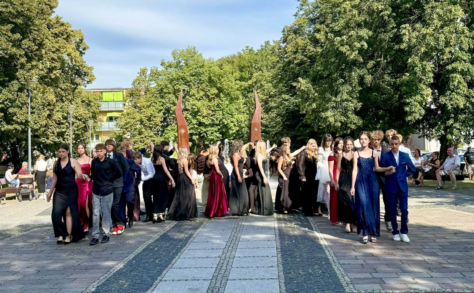 Zdjęcie w galerii na portalu naszraciborz.pl: Ósmoklasiści SP 13 zatańczyli poloneza przy fontannach w Raciborzu wiadomości z regionu