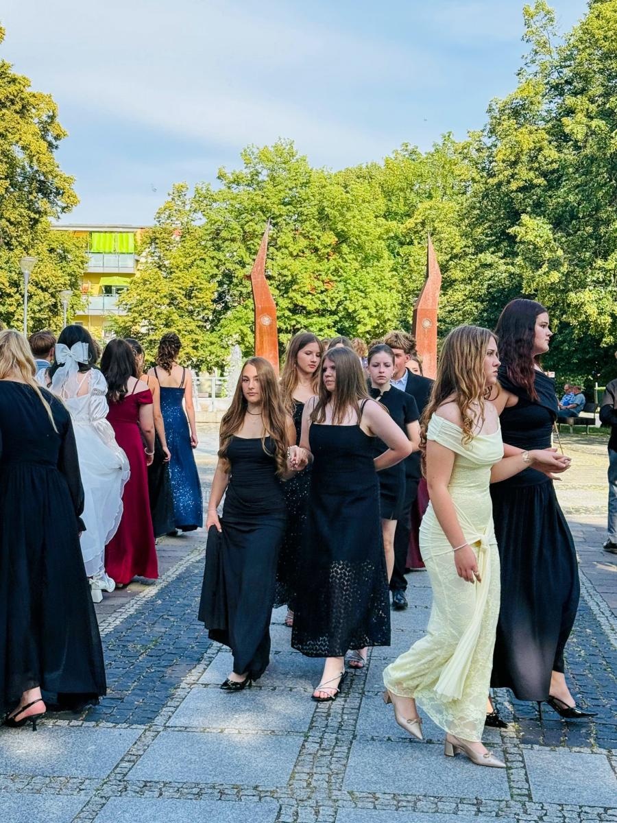 Zdjęcie w galerii na portalu naszraciborz.pl: Ósmoklasiści SP 13 zatańczyli poloneza przy fontannach w Raciborzu wiadomości z regionu