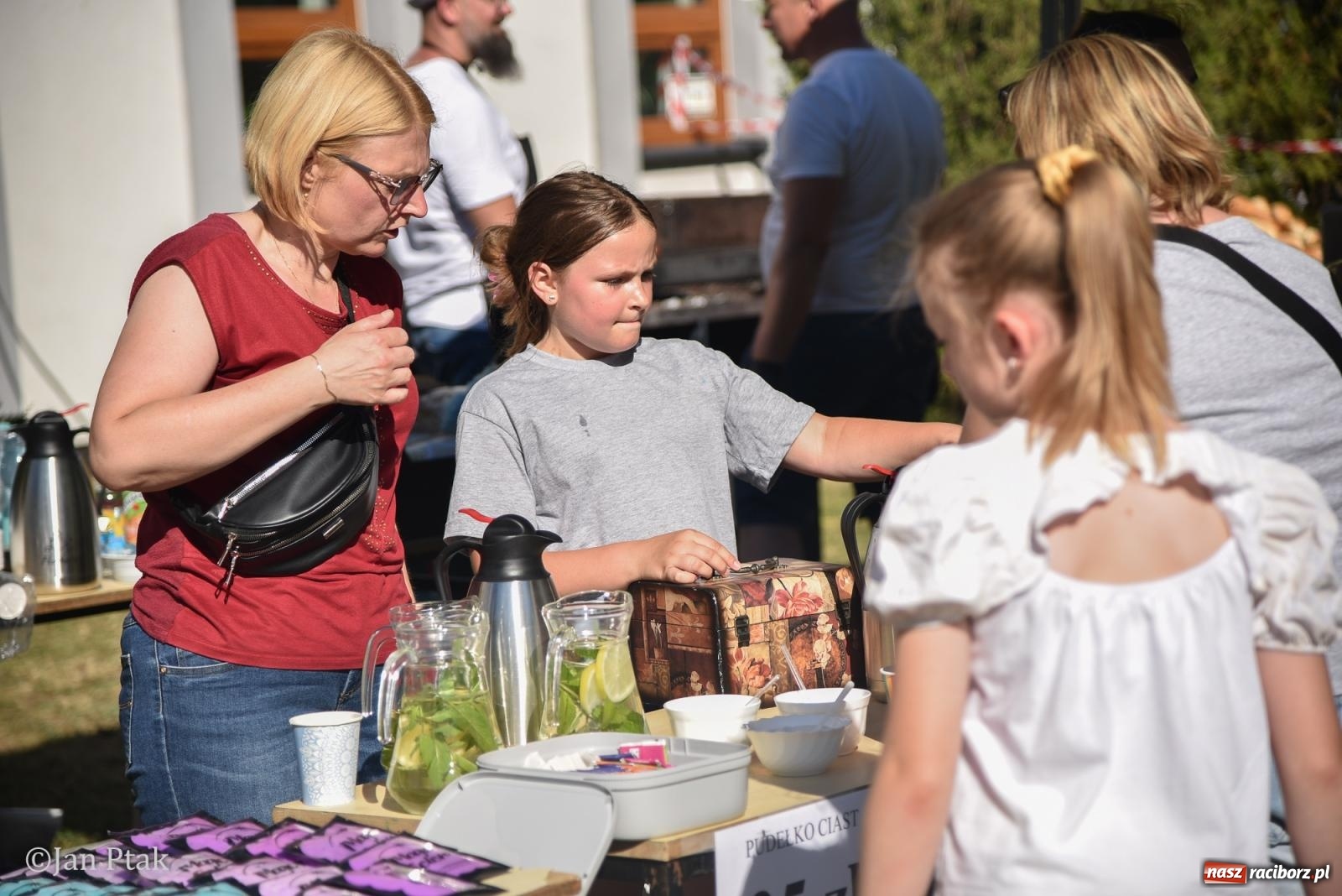 Zdjęcie w galerii na portalu naszraciborz.pl: Festyn Rodzinny: Radosne świętowanie przed szkołą muzyczną [FOTO i WIDEO] wiadomości z regionu