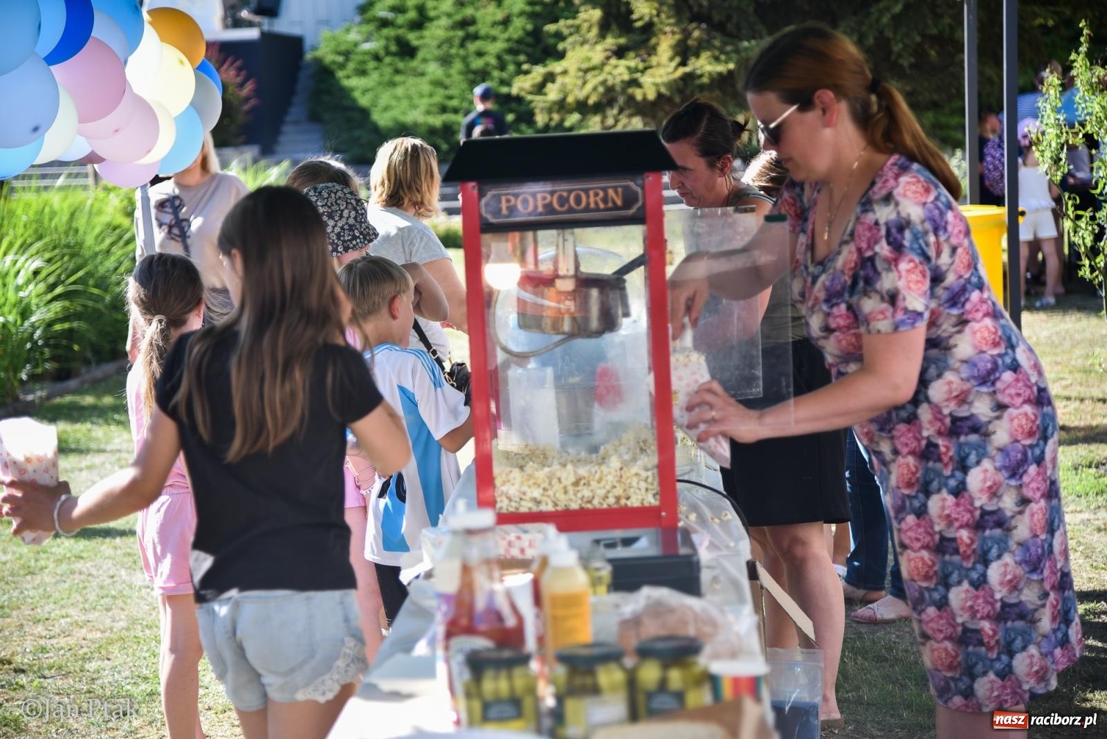 Zdjęcie w galerii na portalu naszraciborz.pl: Festyn Rodzinny: Radosne świętowanie przed szkołą muzyczną [FOTO i WIDEO] wiadomości z regionu
