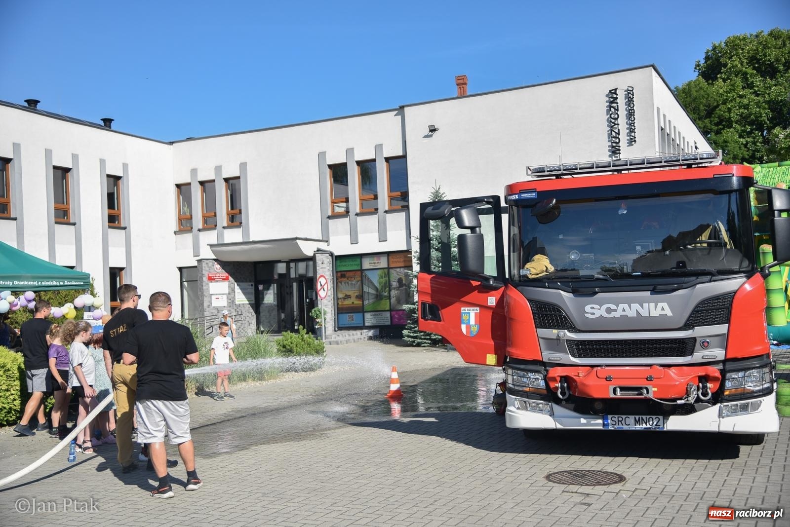 Zdjęcie w galerii na portalu naszraciborz.pl: Festyn Rodzinny: Radosne świętowanie przed szkołą muzyczną [FOTO i WIDEO] wiadomości z regionu