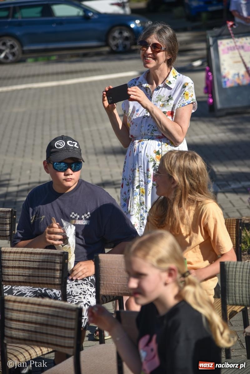 Zdjęcie w galerii na portalu naszraciborz.pl: Festyn Rodzinny: Radosne świętowanie przed szkołą muzyczną [FOTO i WIDEO] wiadomości z regionu