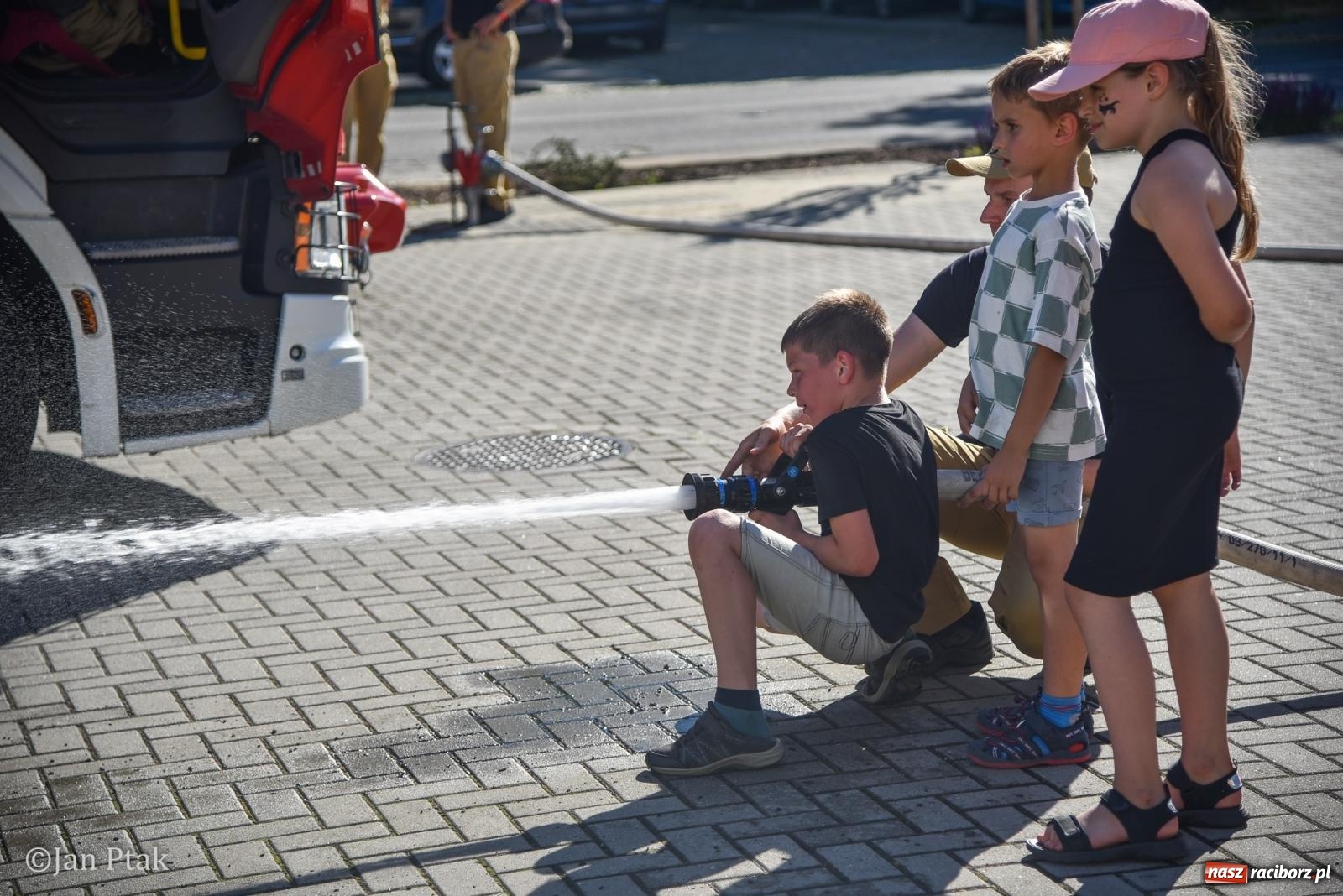 Zdjęcie w galerii na portalu naszraciborz.pl: Festyn Rodzinny: Radosne świętowanie przed szkołą muzyczną [FOTO i WIDEO] wiadomości z regionu