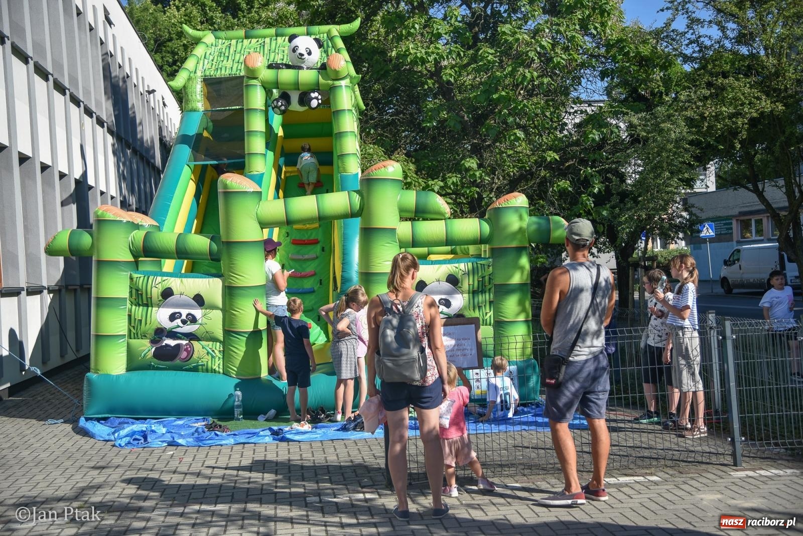 Zdjęcie w galerii na portalu naszraciborz.pl: Festyn Rodzinny: Radosne świętowanie przed szkołą muzyczną [FOTO i WIDEO] wiadomości z regionu
