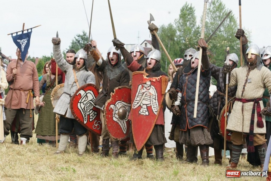 Zdjęcie w galerii na portalu naszraciborz.pl: Najazd na wioskę a potem bitwa wiadomości z regionu