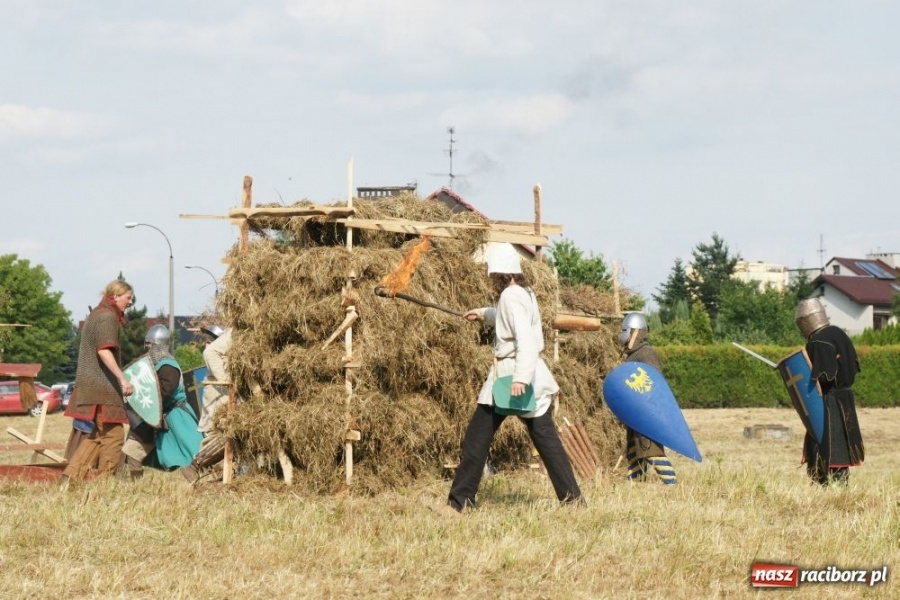 Zdjęcie w galerii na portalu naszraciborz.pl: Najazd na wioskę a potem bitwa wiadomości z regionu