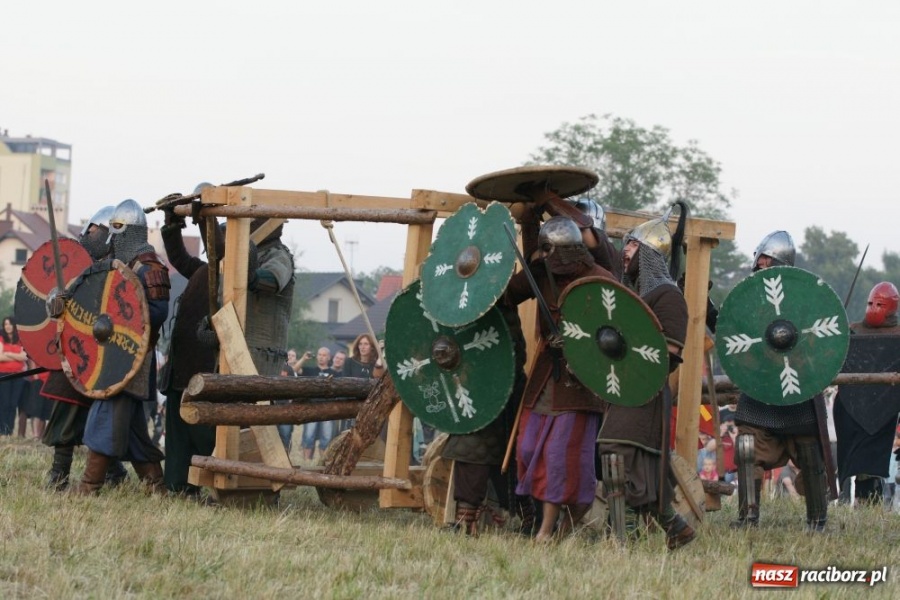 Zdjęcie w galerii na portalu naszraciborz.pl: Najazd na wioskę a potem bitwa wiadomości z regionu