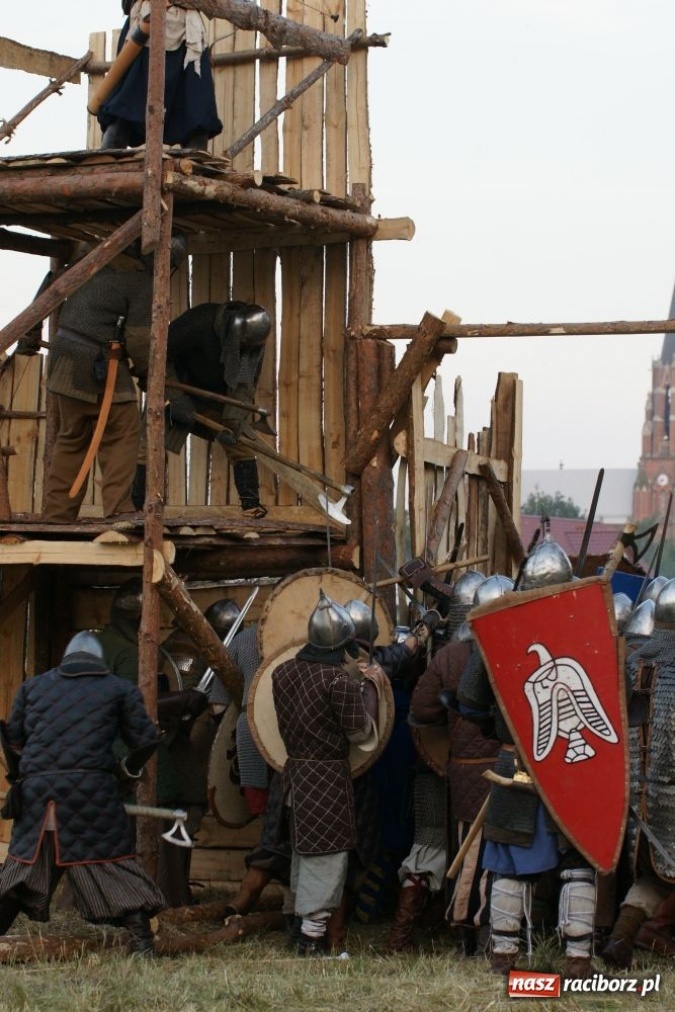 Zdjęcie w galerii na portalu naszraciborz.pl: Najazd na wioskę a potem bitwa wiadomości z regionu