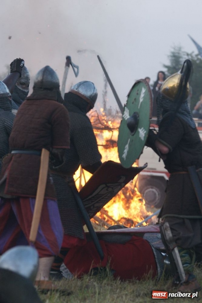 Zdjęcie w galerii na portalu naszraciborz.pl: Najazd na wioskę a potem bitwa wiadomości z regionu