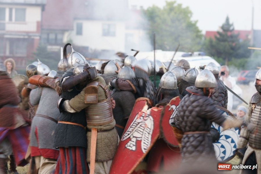 Zdjęcie w galerii na portalu naszraciborz.pl: Najazd na wioskę a potem bitwa wiadomości z regionu