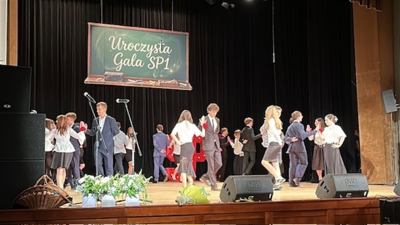 Zdjęcie w galerii na portalu naszraciborz.pl: Gala pełna wzruszeń i sukcesów. Jedynka uroczyście zakończyła rok szkolny wiadomości z regionu