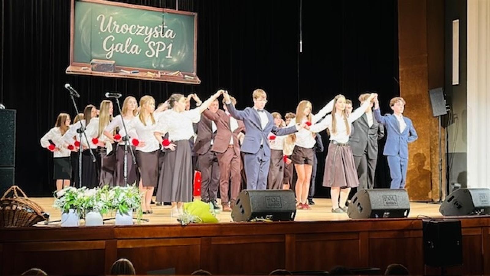 Zdjęcie w galerii na portalu naszraciborz.pl: Gala pełna wzruszeń i sukcesów. Jedynka uroczyście zakończyła rok szkolny wiadomości z regionu