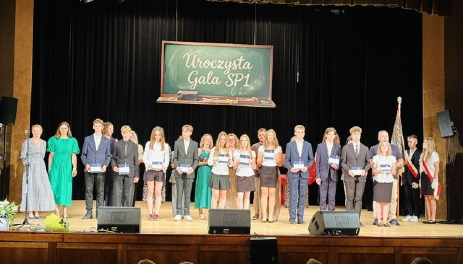 Zdjęcie w galerii na portalu naszraciborz.pl: Gala pełna wzruszeń i sukcesów. Jedynka uroczyście zakończyła rok szkolny wiadomości z regionu