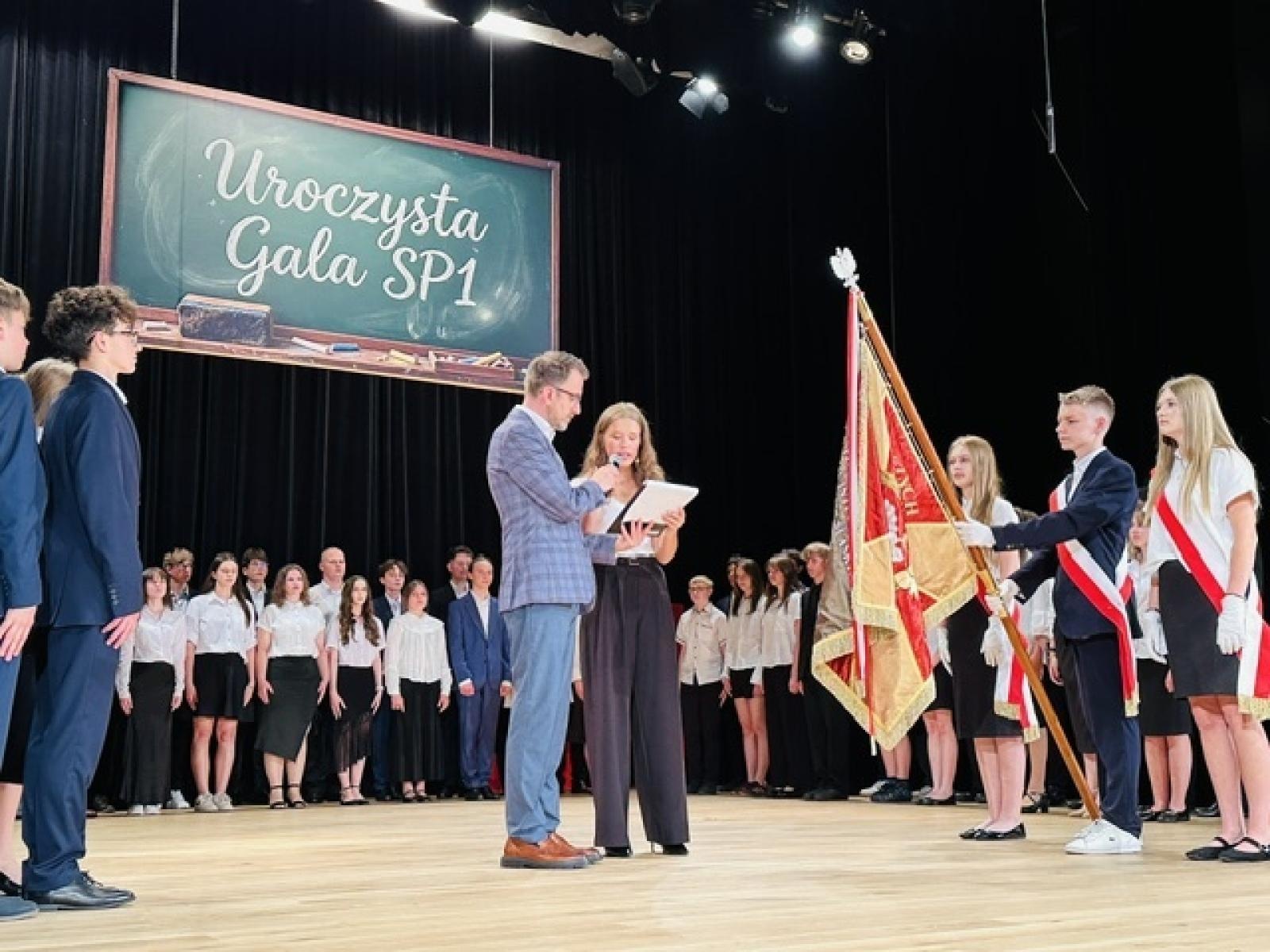 Zdjęcie w galerii na portalu naszraciborz.pl: Gala pełna wzruszeń i sukcesów. Jedynka uroczyście zakończyła rok szkolny wiadomości z regionu