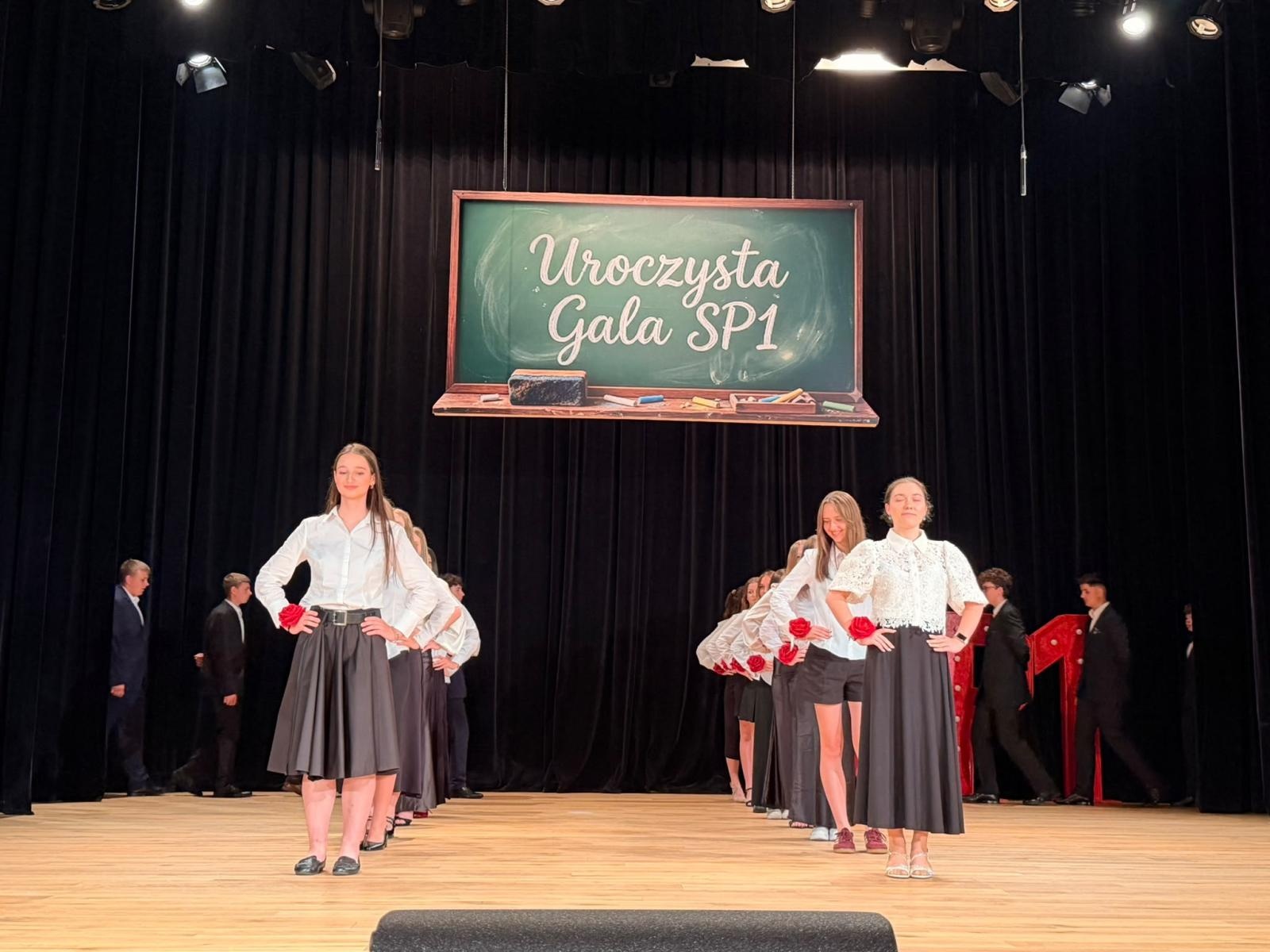 Zdjęcie w galerii na portalu naszraciborz.pl: Gala pełna wzruszeń i sukcesów. Jedynka uroczyście zakończyła rok szkolny wiadomości z regionu