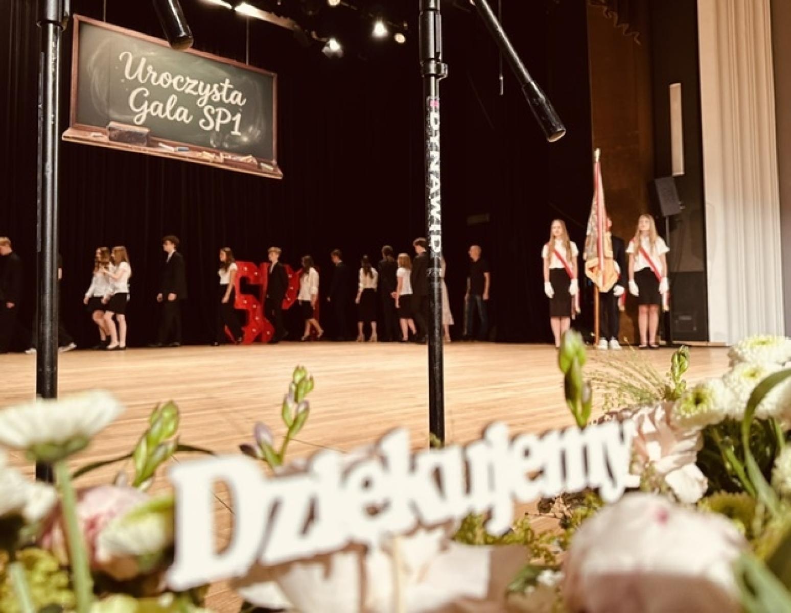Zdjęcie w galerii na portalu naszraciborz.pl: Gala pełna wzruszeń i sukcesów. Jedynka uroczyście zakończyła rok szkolny wiadomości z regionu