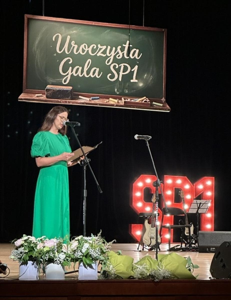 Zdjęcie w galerii na portalu naszraciborz.pl: Gala pełna wzruszeń i sukcesów. Jedynka uroczyście zakończyła rok szkolny wiadomości z regionu