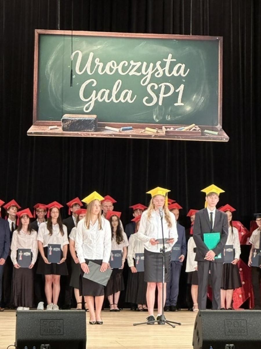 Zdjęcie w galerii na portalu naszraciborz.pl: Gala pełna wzruszeń i sukcesów. Jedynka uroczyście zakończyła rok szkolny wiadomości z regionu