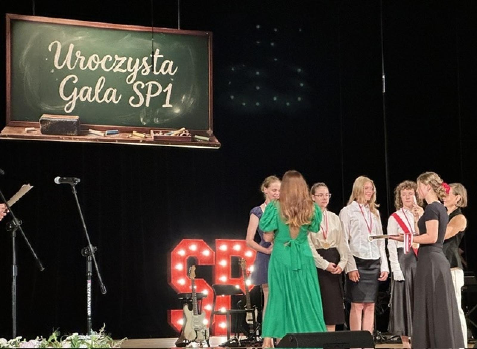 Zdjęcie w galerii na portalu naszraciborz.pl: Gala pełna wzruszeń i sukcesów. Jedynka uroczyście zakończyła rok szkolny wiadomości z regionu