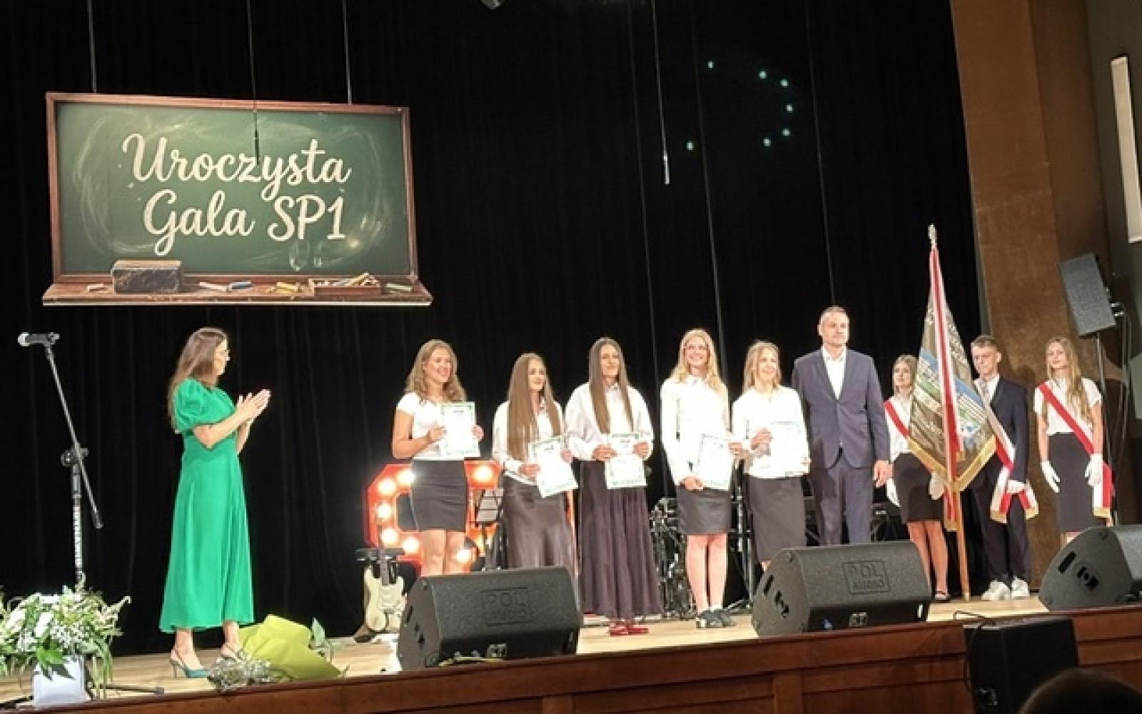 Zdjęcie w galerii na portalu naszraciborz.pl: Gala pełna wzruszeń i sukcesów. Jedynka uroczyście zakończyła rok szkolny wiadomości z regionu