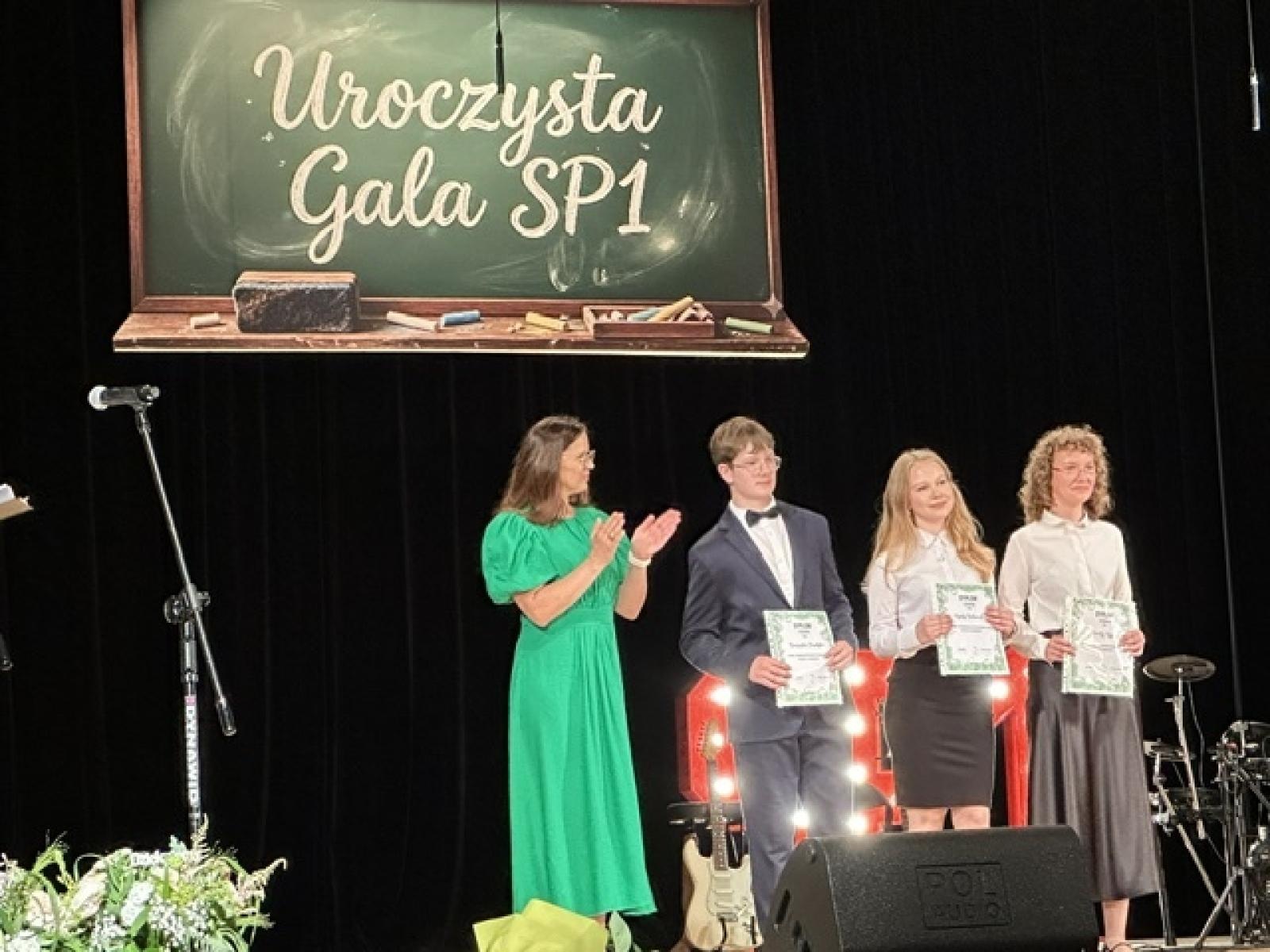 Zdjęcie w galerii na portalu naszraciborz.pl: Gala pełna wzruszeń i sukcesów. Jedynka uroczyście zakończyła rok szkolny wiadomości z regionu