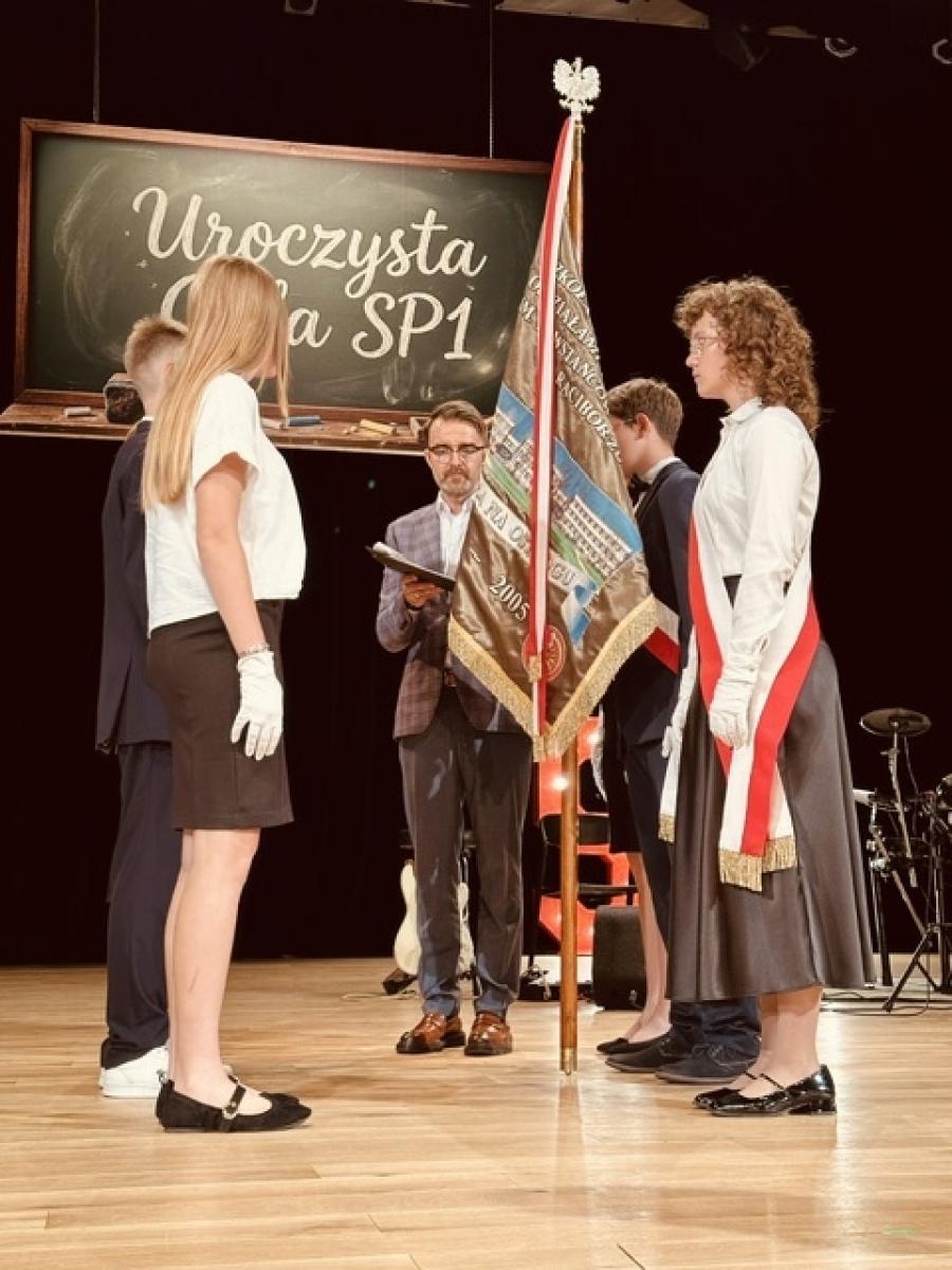 Zdjęcie w galerii na portalu naszraciborz.pl: Gala pełna wzruszeń i sukcesów. Jedynka uroczyście zakończyła rok szkolny wiadomości z regionu