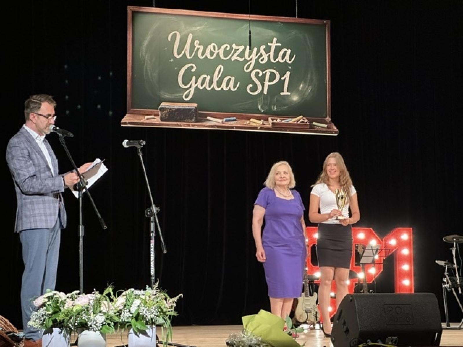 Zdjęcie w galerii na portalu naszraciborz.pl: Gala pełna wzruszeń i sukcesów. Jedynka uroczyście zakończyła rok szkolny wiadomości z regionu