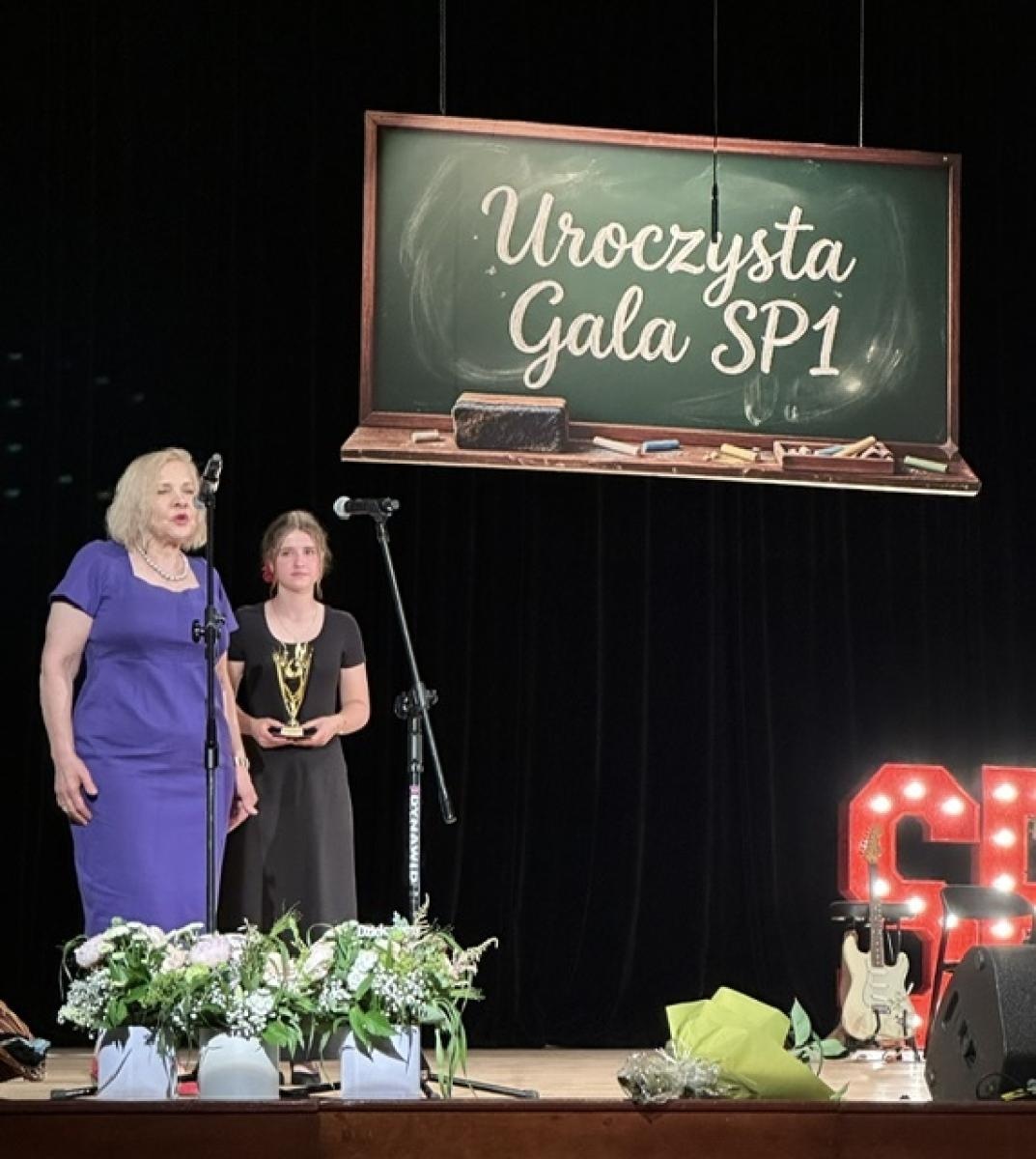 Zdjęcie w galerii na portalu naszraciborz.pl: Gala pełna wzruszeń i sukcesów. Jedynka uroczyście zakończyła rok szkolny wiadomości z regionu