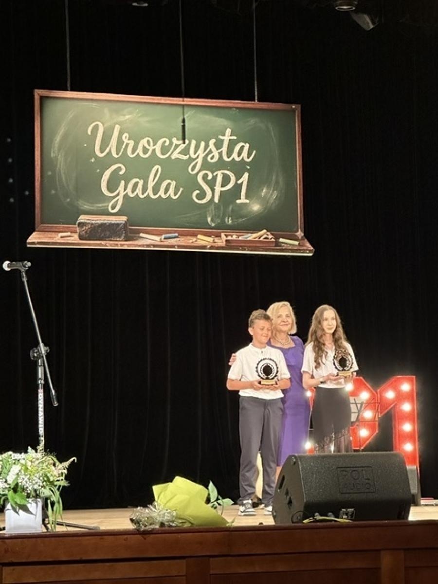 Zdjęcie w galerii na portalu naszraciborz.pl: Gala pełna wzruszeń i sukcesów. Jedynka uroczyście zakończyła rok szkolny wiadomości z regionu