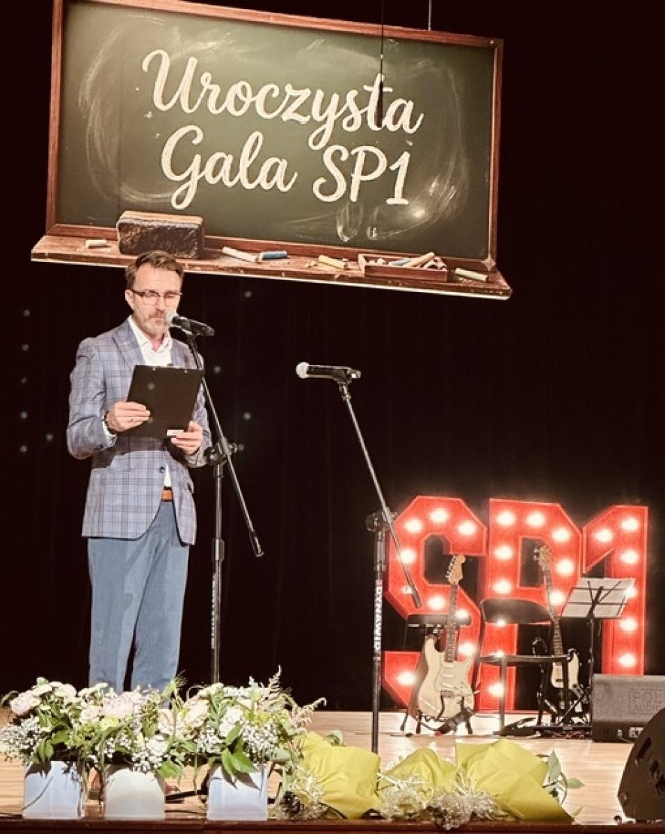 Zdjęcie w galerii na portalu naszraciborz.pl: Gala pełna wzruszeń i sukcesów. Jedynka uroczyście zakończyła rok szkolny wiadomości z regionu