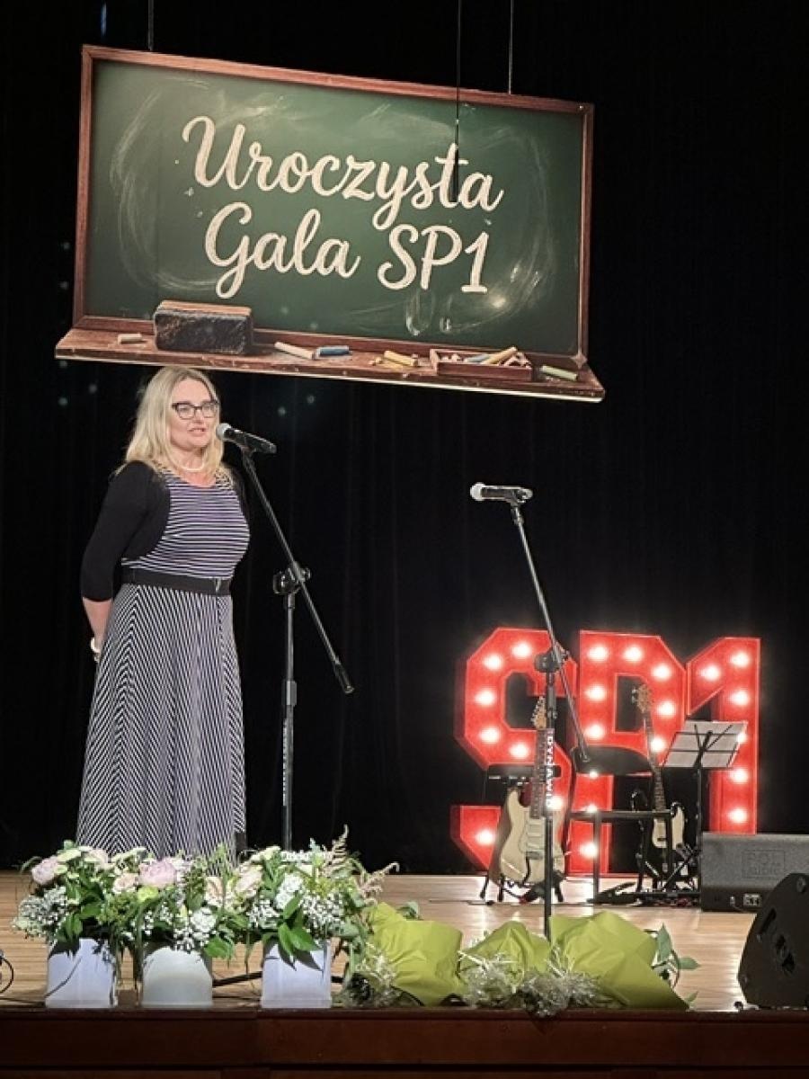 Zdjęcie w galerii na portalu naszraciborz.pl: Gala pełna wzruszeń i sukcesów. Jedynka uroczyście zakończyła rok szkolny wiadomości z regionu
