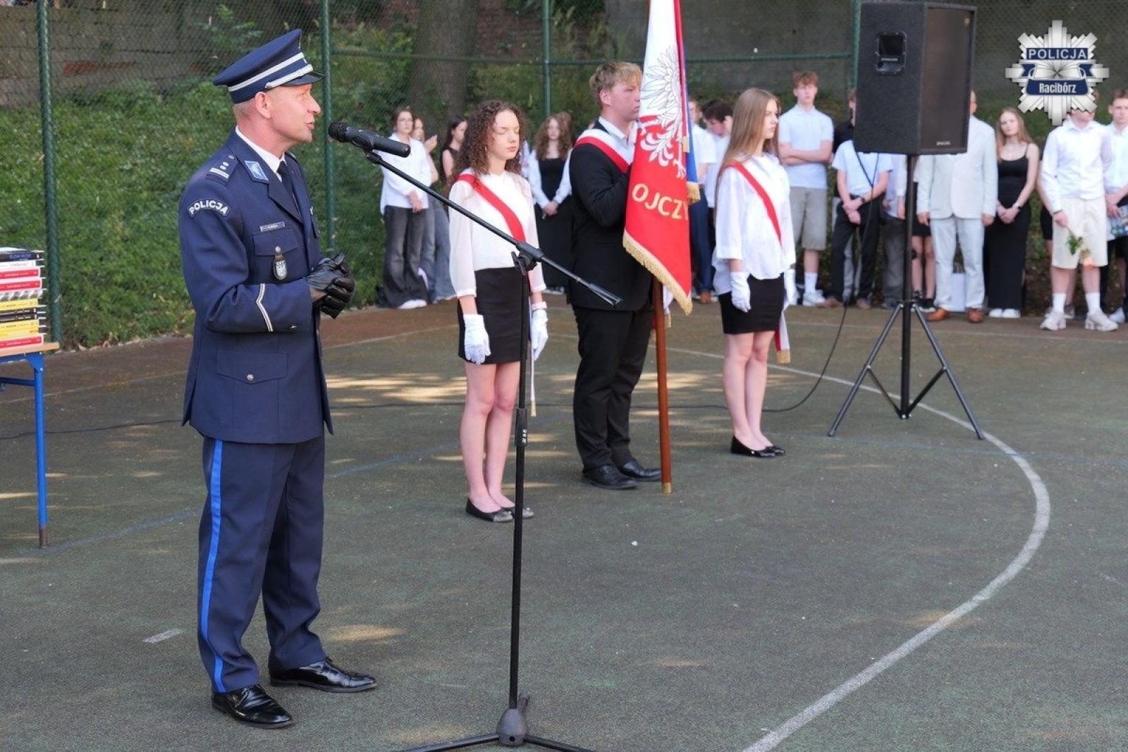 Zdjęcie w galerii na portalu naszraciborz.pl: Mocny apel komendanta policji do uczniów w Raciborzu wiadomości z regionu