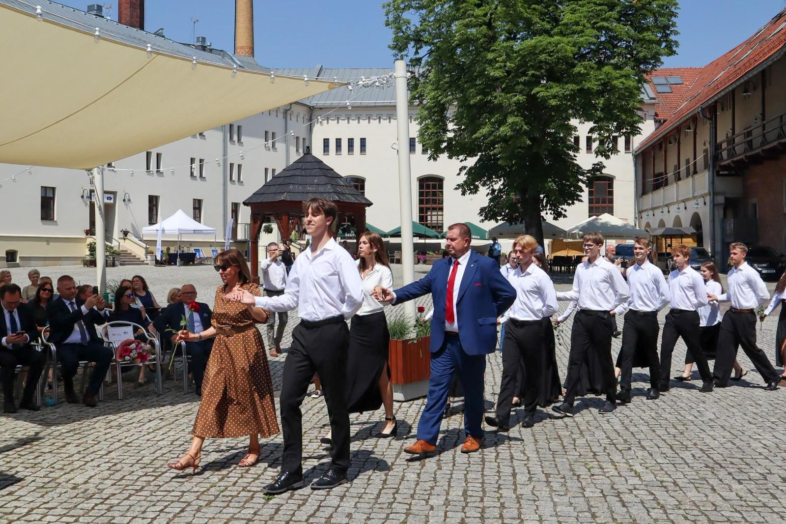 Zdjęcie w galerii na portalu naszraciborz.pl: Wojewódzkie zakończenie roku szkolnego na Zamku Piastowskim w Raciborzu wiadomości z regionu