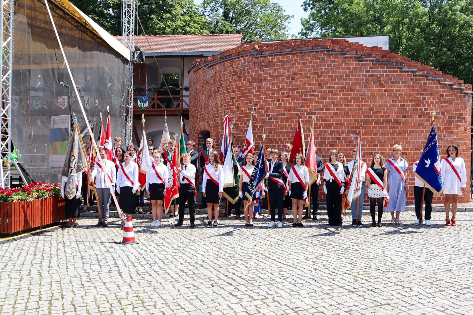 Zdjęcie w galerii na portalu naszraciborz.pl: Wojewódzkie zakończenie roku szkolnego na Zamku Piastowskim w Raciborzu wiadomości z regionu