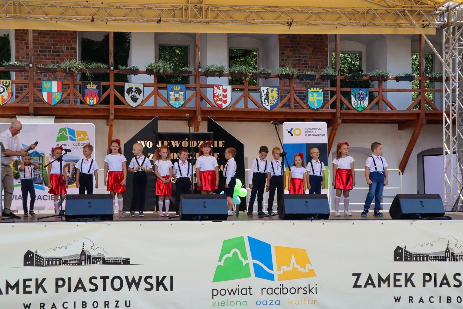 Zdjęcie w galerii na portalu naszraciborz.pl: Wojewódzkie zakończenie roku szkolnego na Zamku Piastowskim w Raciborzu wiadomości z regionu